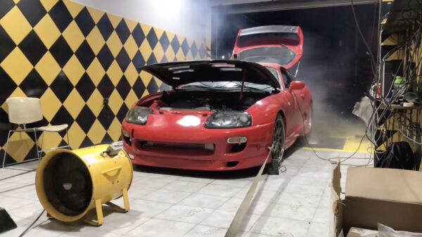 Uit de oude doos: Toyota Supra naar de getver als autobanden ontploffen op Dyno-testbank