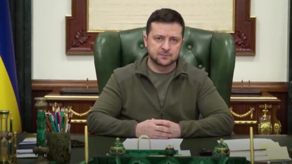 Oekraïense president Zelensky toont ballen van staal: "Ik ben hier, ik loop niet weg"