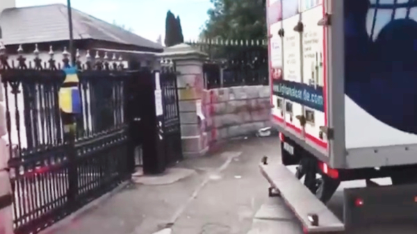 Ierse vrachtwagenchauffeur is helemaal klaar met Rusland en besluit de Russische ambassade te beuken