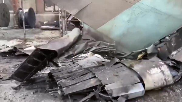 Zo ziet een neergehaalde Russische straaljager van 36 miljoen dollar er in Charkov uit