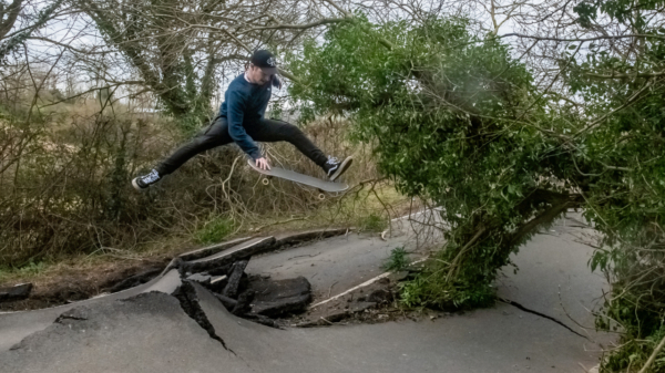 Skaters gebruiken door storm gesloopte weg in Engeland als superbruut skatepark