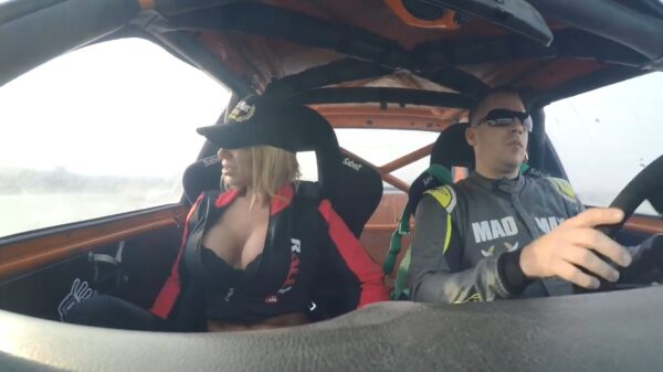 Vermakelijk stukje driften in een BMW V8 met extra dikke koplampen