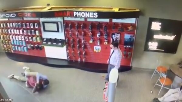 Boefje probeert een worstelaar te beroven en dat gaat precies zoals je verwacht!