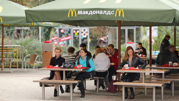 No more Big Macs en Frappuccino's voor Rusland: McDonald's en Starbucks sluiten bijna 1000 filialen