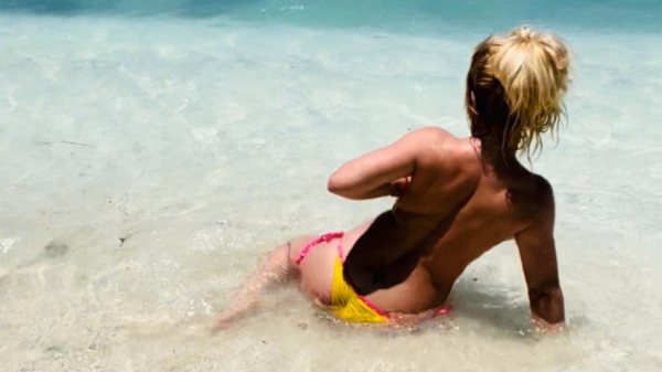 Zeg, is er iemand die Britney Spears op het strand even in kan smeren?