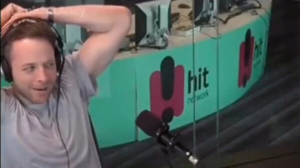 Uit de oude doos: radio-DJ's treffen tijdens spelletje een absolute legende aan