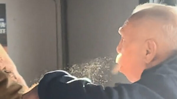 Het bewijs dat een mondkapje soms best prettig kan zijn