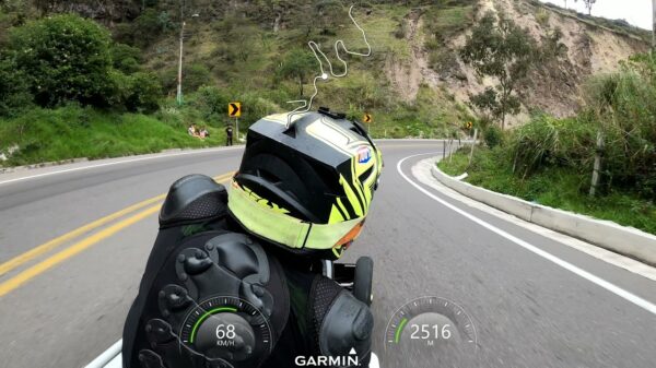 Lekker downhill van de heuvel raggen tijdens de 'Coches de Madera' in Ecuador