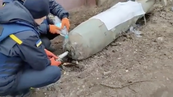 Een Russisch projectiel ontmantelen met vallende bommen op de achtergrond