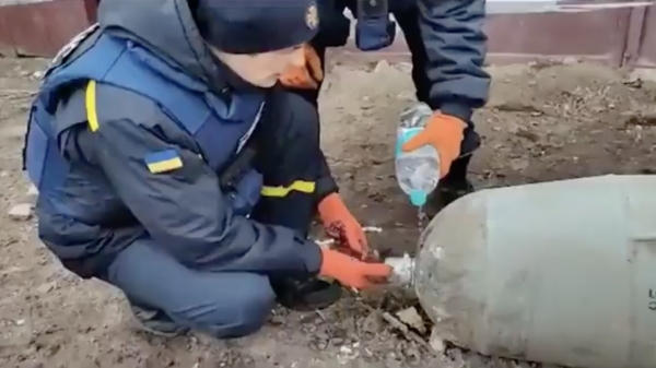 Een Russisch projectiel ontmantelen met vallende bommen op de achtergrond