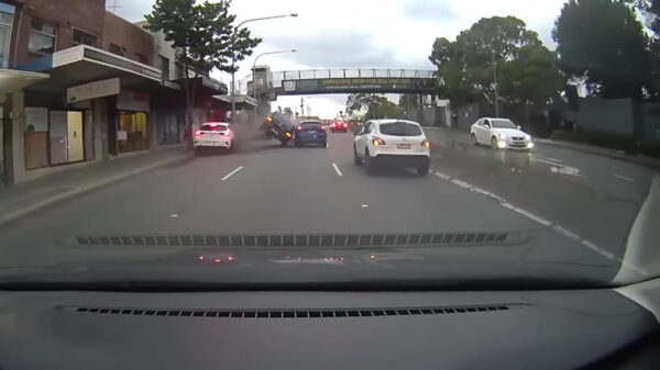 Snelheidsduivel klapt tegen geparkeerde auto na idiote inhaalactie