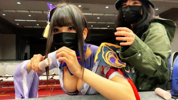 Twitch-streamer Aria Saki leent even de camera om d'r haren te stijlen