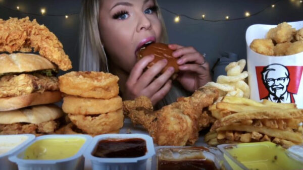 Naomi MacRae verdient 700.000 dollar per jaar met ASMR-video's waarin ze zit te eten