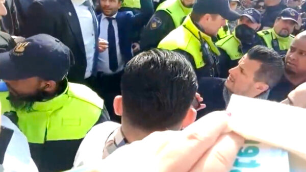 Farid Azarkan op de Haagse Markt aan de kant geduwd door beveiligers Geert Wilders