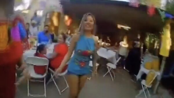 Zure buren bellen de politie omdat er een tuinfeestje wordt gehouden