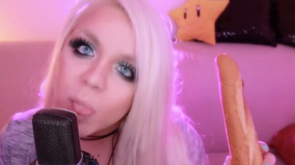 Fluisterende ASMR-blondine weet niet zo goed wat ze met een stokbrood moet