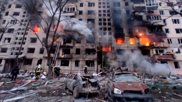 Beschietingen Oekraïense steden gaan door, nu ook raketaanval op flatgebouw in Kiev