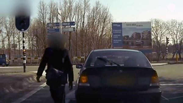 Wraakzuchtige BMW-aso stapt bij stoplicht uit om automobilist te bedreigen