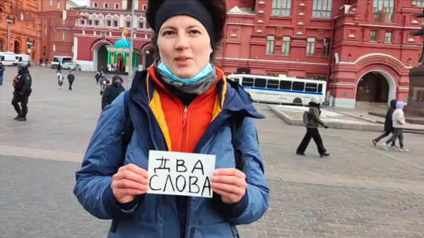 Vrouw met tekst "TWEE WOORDEN" binnen paar seconden opgepakt door Russische politie