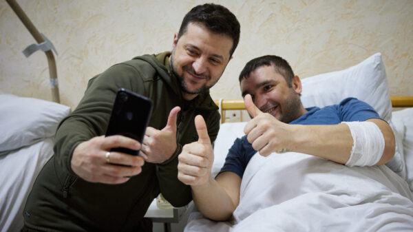 Oekraïense president Zelensky eert gewonde soldaten met militaire medailles in het ziekenhuis bij Kiev