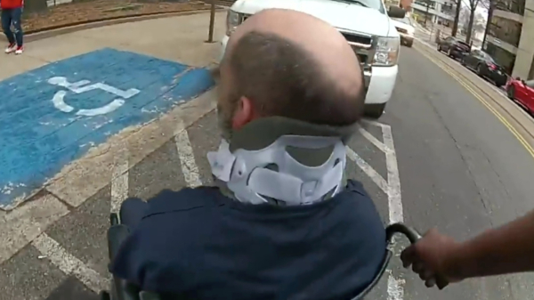 Het is een wonder! "Gehandicapte" verdachte staat op uit rolstoel en vlucht voor de politie