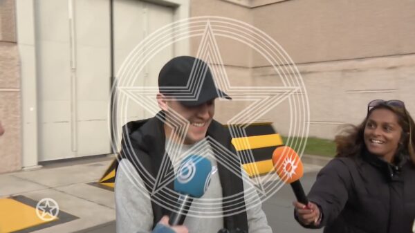 Lil' Kleine verlaat lachend de gevangenis met een bijpassende vuilniszak in zijn hand