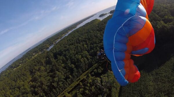 Paramotorist komt in de problemen door harde windvlaag en breekt zijn nek na harde klapper