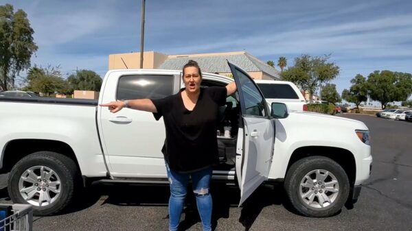 Cart Narcs proberen agressieve Karen 'in principe' een lesje te leren