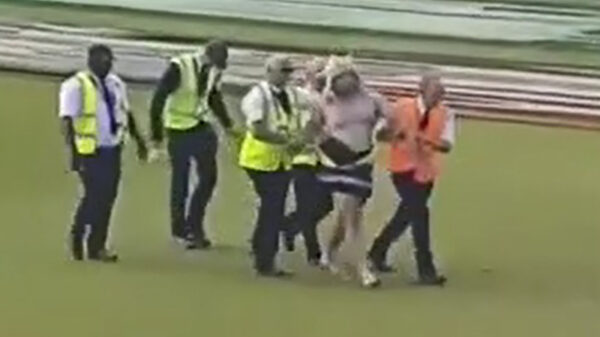 Volhoudende streaker bezorgt miljoenmiljard stewards een hoop werk