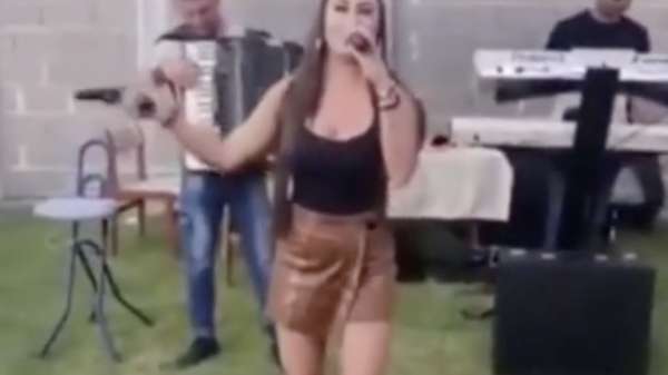 Servische zangeres fleurt huwelijksfeestje op met wat begeleidende pistoolschoten