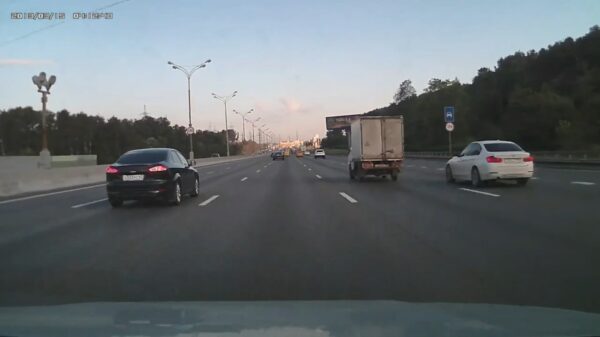 Idiote BMW-bestuurder crasht met belachelijk hoge snelheid tijdens wisselen van rijstrook