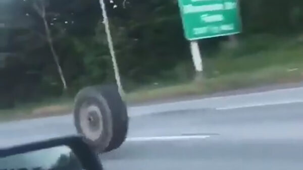 Autoband houdt zich niet netjes aan de verkeersregels en sloopt SUV