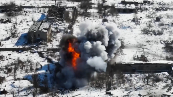 Drone filmt een Russische tank die op een antitankmijn rijdt in de regio Kiev