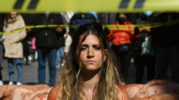 Dierenrechtenactivisten houden bloederig protest in de straten van Madrid: "Hoeveel levens voor een jas?"
