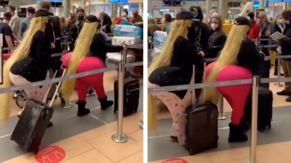 Twee dames proberen sneaky extra bagage mee te smokkelen op het vliegveld