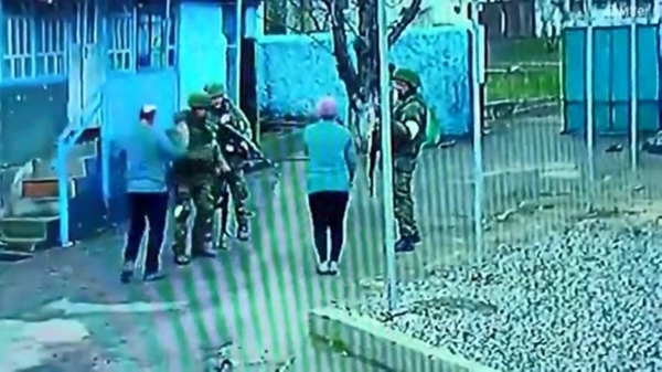 Bejaard Oekraïens stelletje schopt Russische soldaten die waarschuwingsschoten lossen hun tuin uit