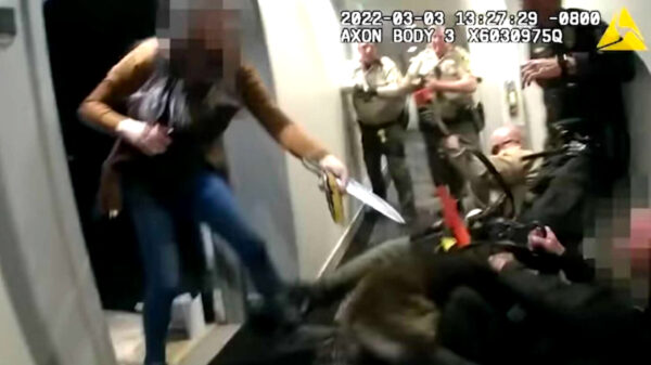 Chaotische beelden van vrouw die neergeschoten wordt nadat ze agenten met een keukenmes aanvalt