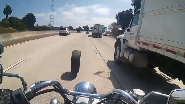 Motorrijder omver gekegeld dankzij autoband die er vermoedelijk bewust is neergelegd