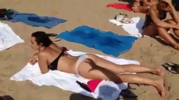 Viespeuk op het strand weet vrouwen onopgemerkt te betasten