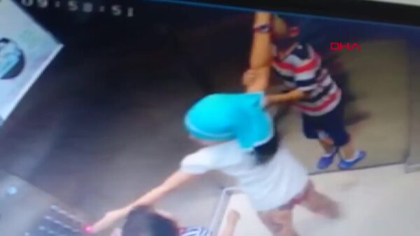 Turks jochie hangt zichzelf per ongeluk op in een lift (blijft ongedeerd)