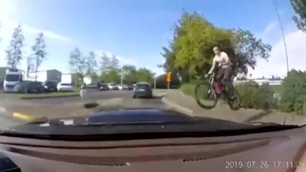 Fietser komt werkelijk uit het niets