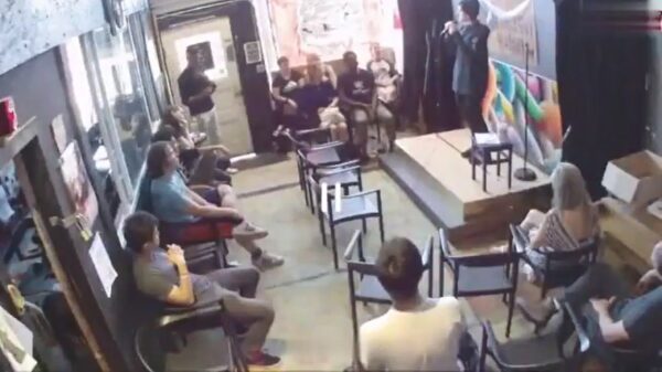 Stand-up comedian wordt op podium geslagen door humorloze toeschouwer