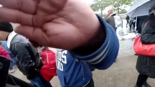 Een camera is genoeg om een scam in Parijs op te breken