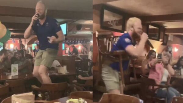 Ook voor deze karaokezanger geldt: 'the show must go on'