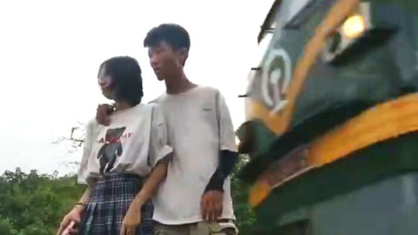 Chinees stelletje wordt omvergeblazen als ze zich te dicht bij een goederentrein laten filmen