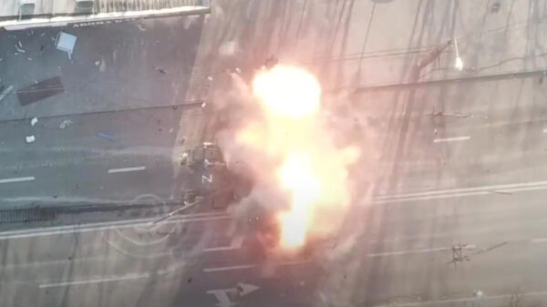 Russische soldaat op de vlucht nadat tank in Marioepol onder vuur wordt genomen