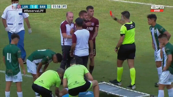 Argentijnse voetballer veroorzaakt per ongeluk horrorblessure maar vliegt alsnog met rood van het veld