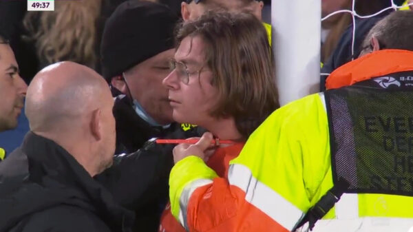 Everton - Newcastle United stilgelegd omdat klimaatactivist zich aan doelpaal had vastgebonden