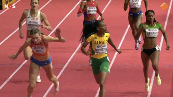 Femke Bol faceplant op de finishlijn maar plaatst zich voor de finale WK indoor 400 meter