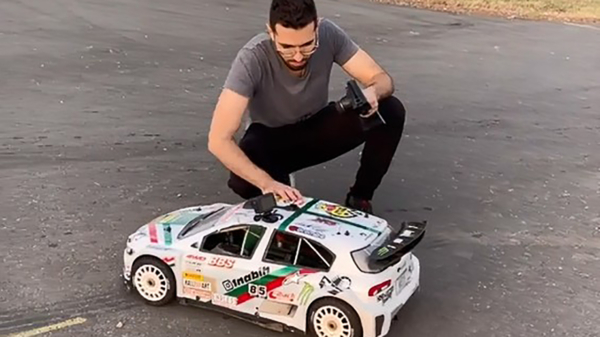 Deze RC-rally auto is wat je noemt speelgoed voor mannen